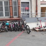 Afin de répondre aux demandes des parents et enfants, une école de Perpignan a installé une, puis deux, puis trois ; aujourd'hui il y a quatre palettes en bois et c'est encore insuffisant !