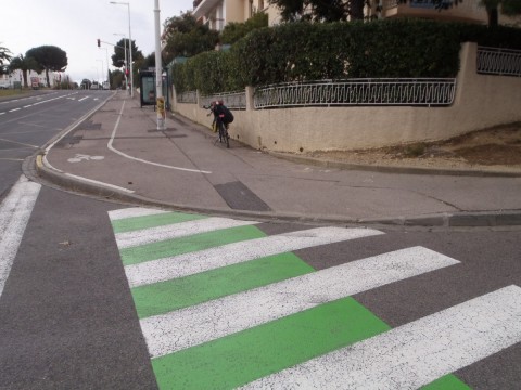 Bordure qui n'a pas sa place sur une piste cyclable sur laquelle on souhaite que les cyclistes roulent. En plus d'être vraiment pas agréables, les secousses peuvent faire crever ou même solliciter trop la fourche qui fatigue mécaniquement à la longue. Au passage, vous pouvez admirer ici le formidable patchwork de cette piste, également synonymes de secousses.