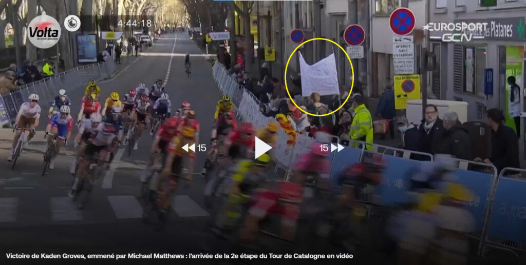 Capture d'écran de la retranscription vidéo de la course, juste avant la ligne d'arrivée. volta